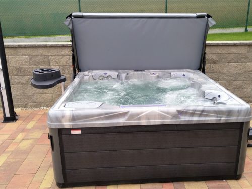 Vířivka CARINA u bazénu