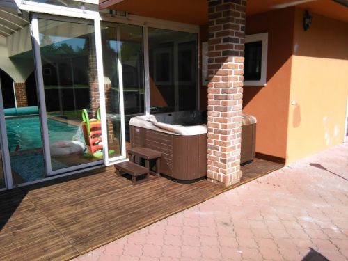 Vířivá vana vedle bazénu u Českého Brodu