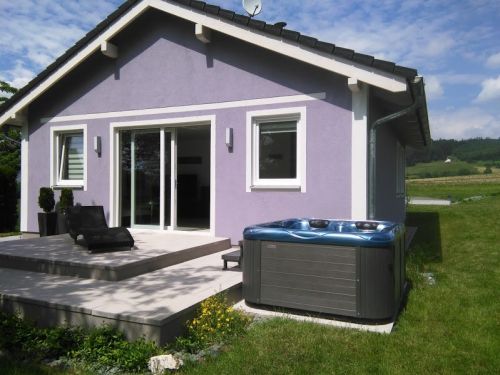 Vířivka DIANA před domem v Podkrkonoší