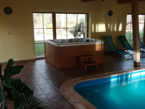 Vnitřní vířivka u bazénu Soběslav