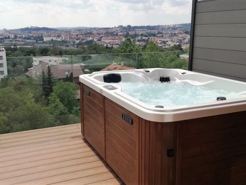 Vířivka XENA pro 3 osoby na terase