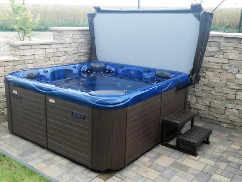 Venkovní vířivka pro 5 osob