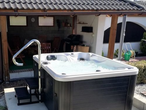 Venkovní vířivka u pergoly Olomouc