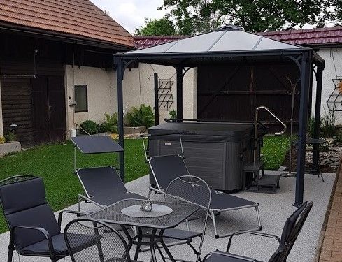 Zastřešená venkovní vířivka s posezením