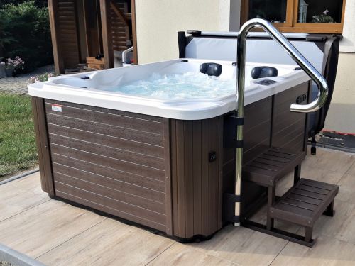 Vířivka XENA v zahradě