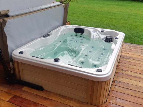 Vířivka zabudované v podlaze venkovní terasy