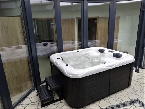 Venkovní vířivka kruhovém atriu uvnitř domu