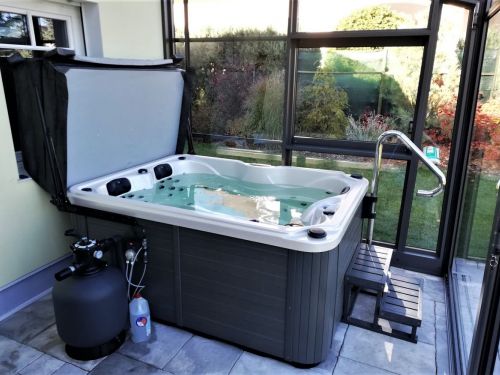 Vířivka pro 3 osoby se zastřešením