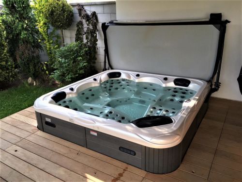 Vířivka ZETA v zahradní pergole