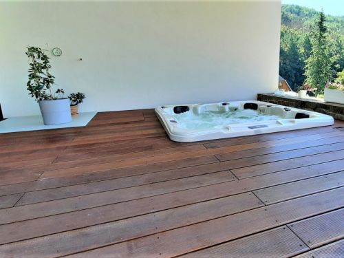 Vířivka zapuštěná ve venkovní terase Vyškov