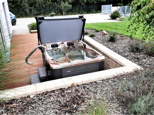 Vířivka XENA na venkovní terase