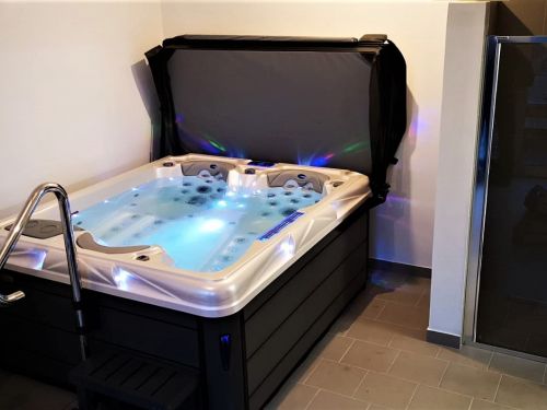 Vířivka ALCORA pro 3 osoby