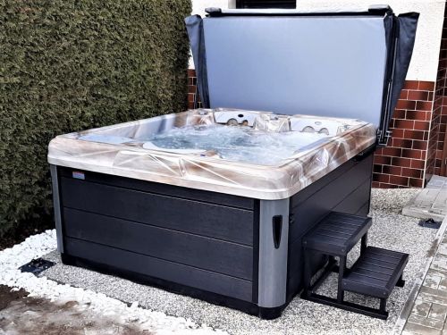 Vířivka ALCORA na zahradě