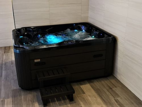 Vnitřní vířivka u bazénu