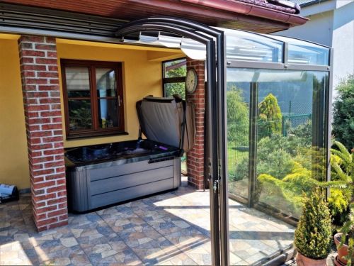 Vířivka MIRA v zimní zahradě